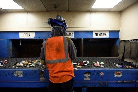 Un trabajador de reciclaje de envases de Panda Irish separa el material de desecho en las instalaciones de Dublín.Foto: Moya Nolan.