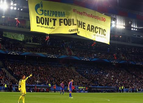 Protesta de Greenpeace detiene partido por Champions League