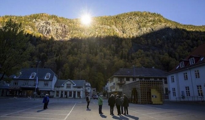 Pueblo noruego instala espejos gigantes para recibir luz solar durante el invierno