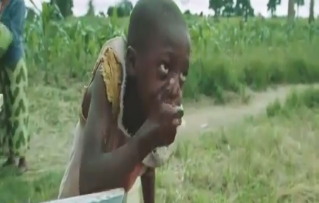 VIDEO: Niños de Zambia beben agua potable por primera vez
