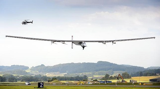 Avión solar que dará la vuelta al mundo cumple con éxito primera prueba