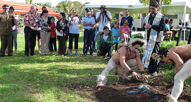 Hawaianos se suman a arborización del Hospital Hanga Roa