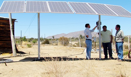 Vecinos de Combarbalá instalan paneles solares en su barrio