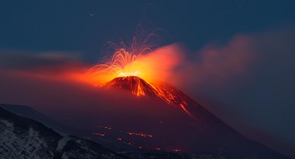 VIDEO: Volcanes Etna y Estrómboli causan estragos en Italia