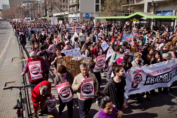 Masiva marcha contra proyecto Alto Maipo en centro de Santiago