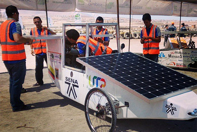 En Alto Hospicio autos alistan paneles para participar en Gran Carrera Solar Atacama