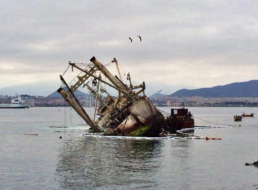 Bahía de Coquimbo enfrenta riesgo de derrame de petróleo por buque varado desde 2011