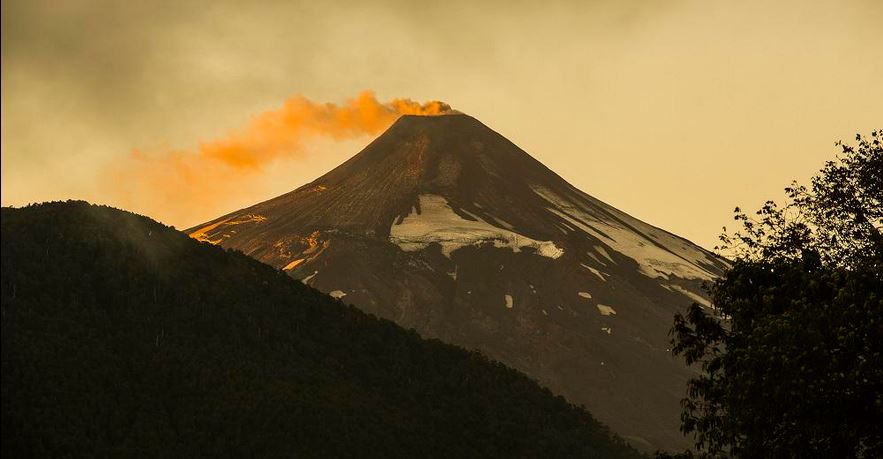 Sernageomin declaró alerta naranja para volcán Villarrica tras aumento de actividad