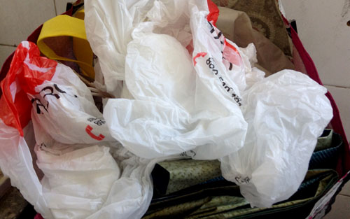 Moción parlamentaria permitiría a municipios regular el uso de bolsas plásticas
