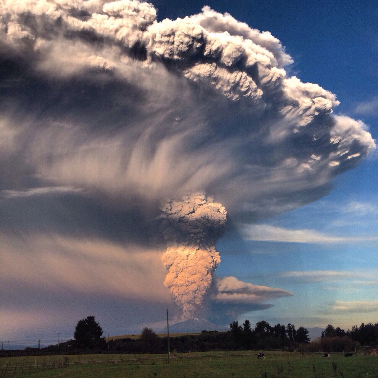 Sernageomin confirma erupción del volcán Calbuco y evalúa escenarios de peligro