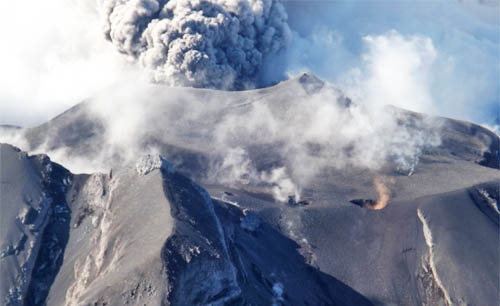 Sernageomin baja a Alerta Naranja al volcán Calbuco y expone su morfología post erupción
