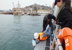 Buque varado: Toman muestras para analizar calidad de agua marina de Coquimbo