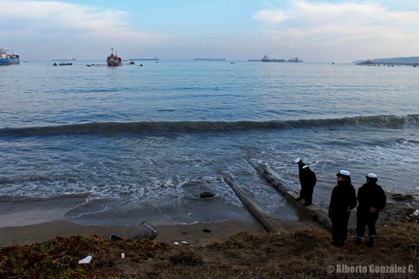 La mardugada de este jueves se reportó un derrame de hidrocarburos provinientes del buque tanque “ Doña Carmela” ubicado en el terminal Barcaza de Enap.