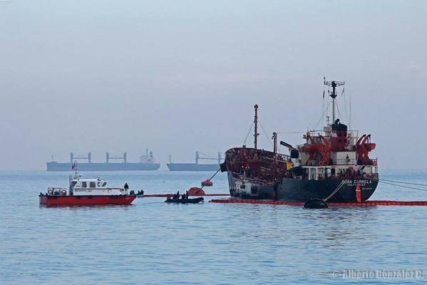 La mardugada de este jueves se reportó un derrame de hidrocarburos provinientes del buque tanque “ Doña Carmela” ubicado en el terminal Barcaza de Enap.