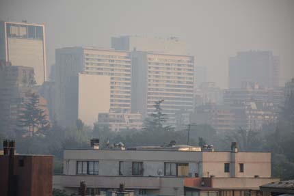 Humo del incendio de relleno sanitario Santa Marta cubre todo Santiago