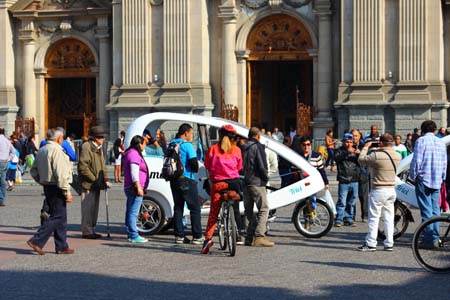 Inauguran nuevo recorrido de triciclos eléctricos en Barrio Yungay en Santiago
