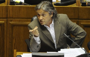 Senador Navarro presenta renuncia a presidencia de Comisión de Medio Ambiente por fracasado viaje a Chiloé
