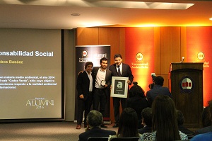 Editor de Codexverde recibe premio Responsabilidad Social de Alumni Unab