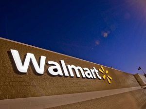 Ministro Mena volvió criticar a Walmart por decisión de no recibir botellas retornables en sus supermecados