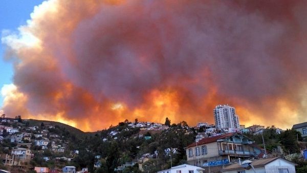 Incendio que ha consumido 210 hectáreas en Valparaíso sigue activo