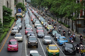 París y Madrid dan luz verde a la restricción de autos en grandes avenidas para disminuir contaminación
