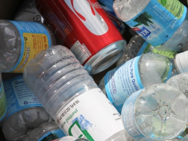 Llegan a Chile máquinas que premian por reciclar latas y botellas de plástico