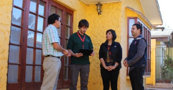 Profesionales revisan viviendas de Caldera para evaluar factibilidad de instalación de paneles solares
