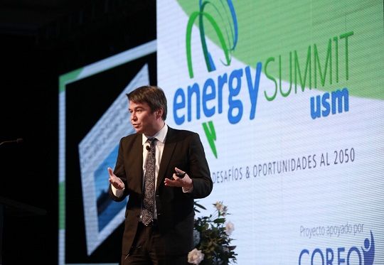 Ministro Mena analiza desafíos energéticos de Chile en encuentro Energy Summit