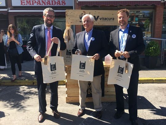 Vitacura lanza campaña para reducir bolsas plásticas: 300 pequeños comerciantes se adhirieron