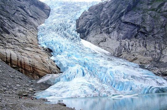 Organizaciones por rechazo a prohibición de operar en entorno de glaciares: «Es un crimen ambiental»