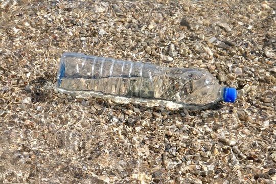 Científicos diseñan una enzima que digiere las botellas de plástico