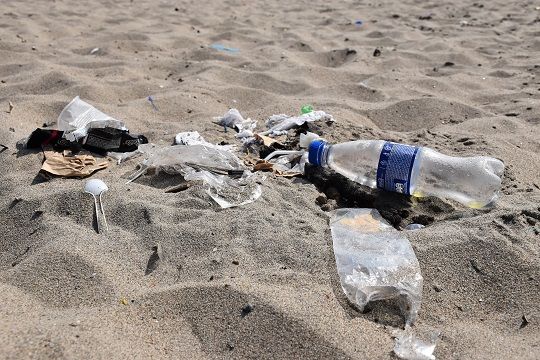 ¿Qué están haciendo las grandes empresas para frenar el torrente de plásticos?