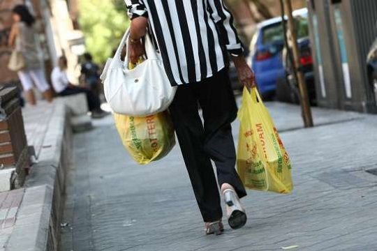 Este viernes comenzó a regir ley que prohíbe uso de bolsas plásticas en el comercio de todo el país