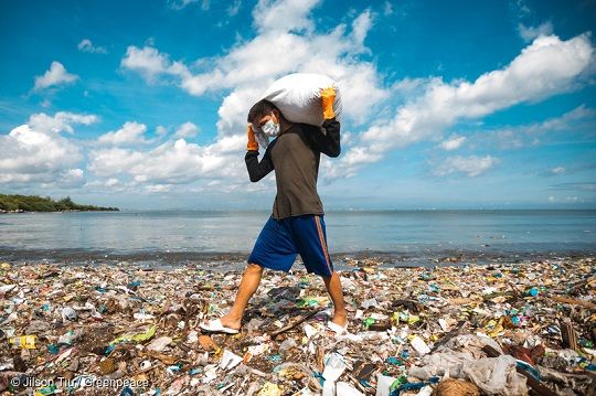 250 grandes empresas se unen para reciclar todo el plástico en 2025