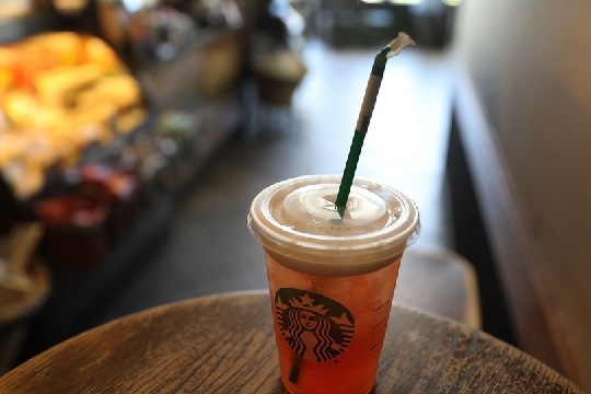 Starbucks dejará de usar bombillas plásticas por el daño a los océanos