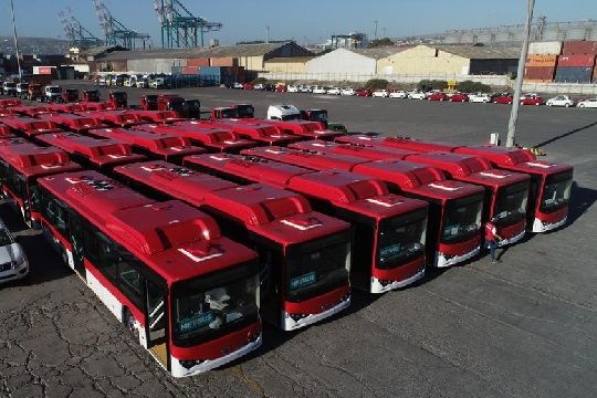 Comienza renovación del transporte público de Santiago: Arriban los primeros 100 buses eléctricos BYD
