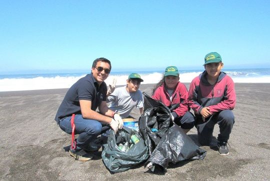 Desarrollan operativo de limpieza de playa en la comuna de Chanco