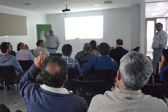 Vecinos de Talcahuano asisten a la Plataforma Integral de Aprendizaje y Capacitación Energética Fotovoltaica