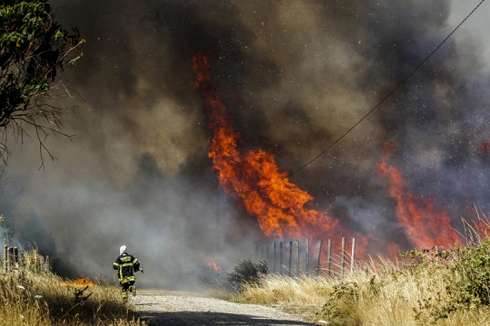 Alcalde de Cochrane pide ayuda internacional para enfrentar incendio y dice que «está descontrolado»