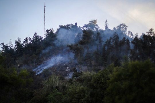Intendencia se querellará contra responsables del incendio en el cerro San Cristóbal