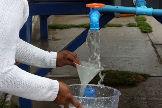 El agua es esencial para protección sanitaria de las personas
