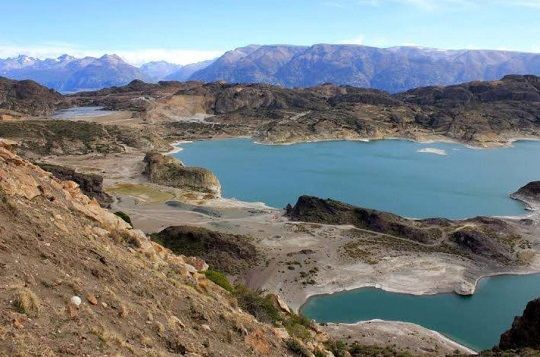 Diario El País se refiere a alerta que existe por exploración minera junto al lago General Carrera