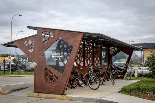 Inauguran primer terminal de carga con energía solar para bicicletas eléctricas en la Región de Los Ríos