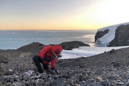 Investigadores del Sernageomin estudian volcanes antárticos y su relación con Sudamérica