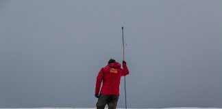 Foto científico Inach, caminando por la Antártica.