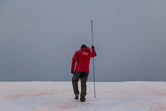 Foto científico Inach, caminando por la Antártica.