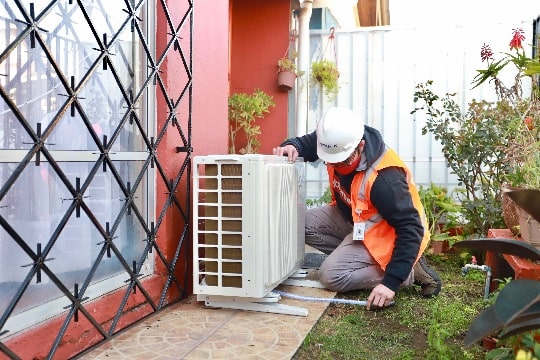 Empresas compensan excedente de emisiones reemplazando calefactores a leña por eléctricos