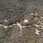 FOTO-6.-BOSQUE-ESCLEROFILO-FRAGMENTADO-POR-AVANCE-DE-PARCELACIONES-Y-CAMINOS-EN-LADERAS-CURACAVI-RM-Foto-Juan-Ovalle-2020.