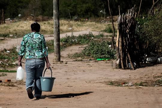 La falta de acceso al agua potable profundiza la desigualdad de género en América Latina