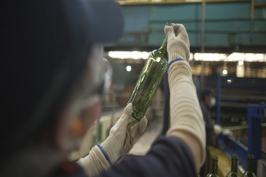 Impulsan inédito proyecto en Chile de reciclaje de vidrio laminado para crear envases y botellas